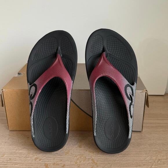OOFOS Black/Burgundy Unisex Sandals Slip On Flip Flop- Men 6- Women 8 main image 11
